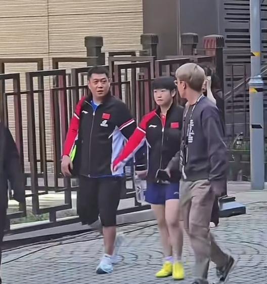 莎莎和邱贻可退场不一样，邱爸是左手拿水杯，右肩背大包，莎莎两手空空很轻松。如果