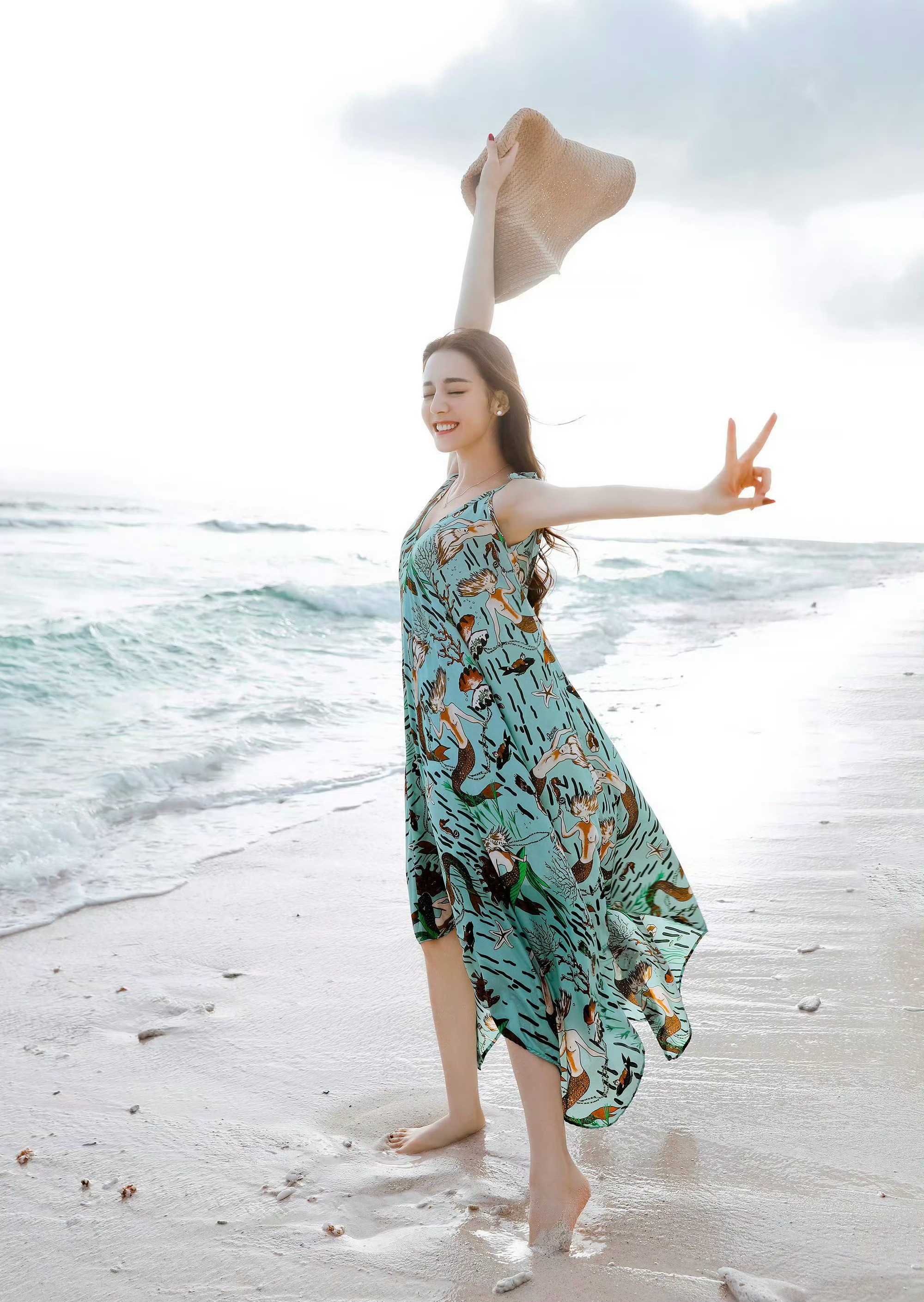 以为海边偶遇仙女，近一看原来是迪丽热巴！🌊