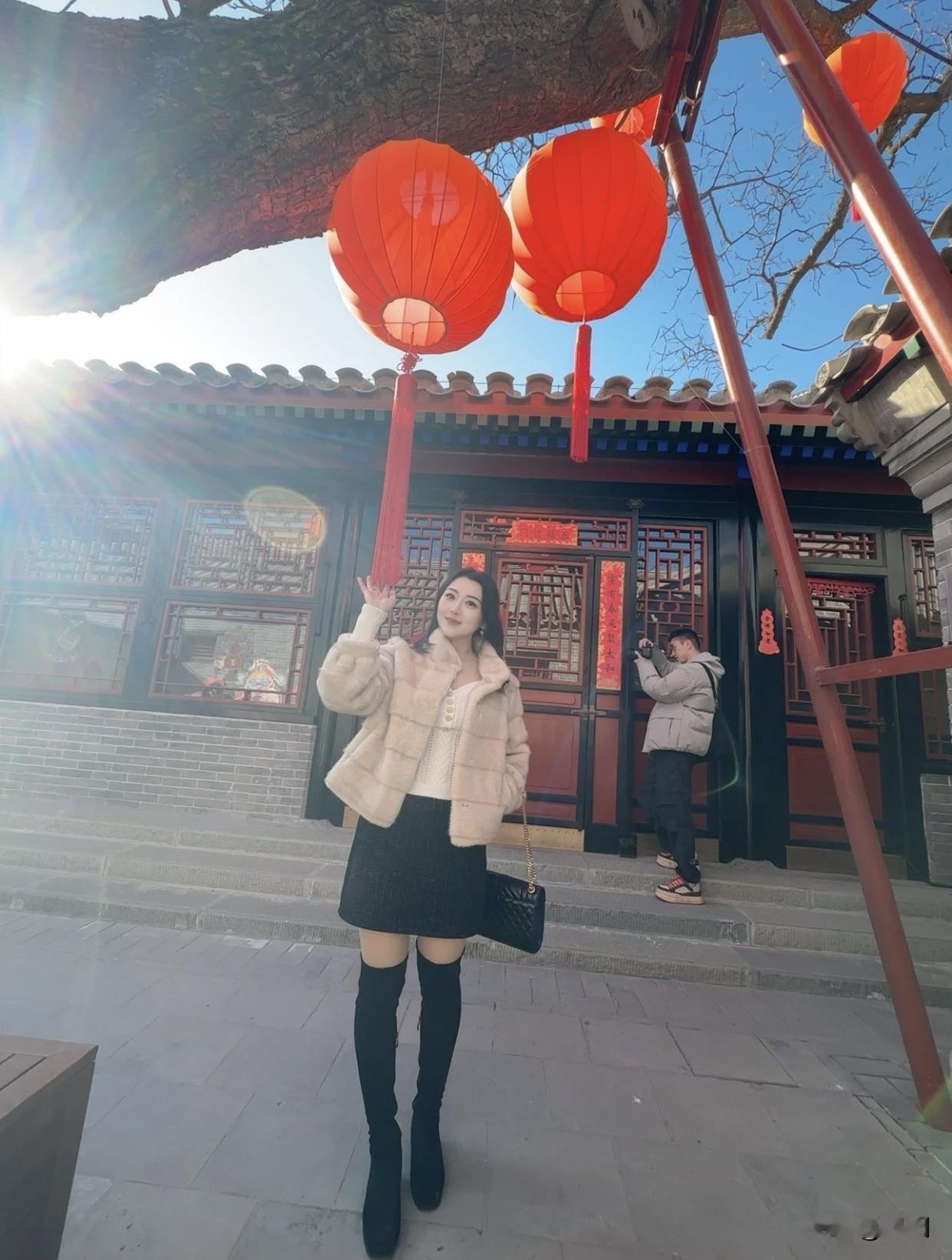 毛绒外套+短裙+长靴，甜美又保暖！