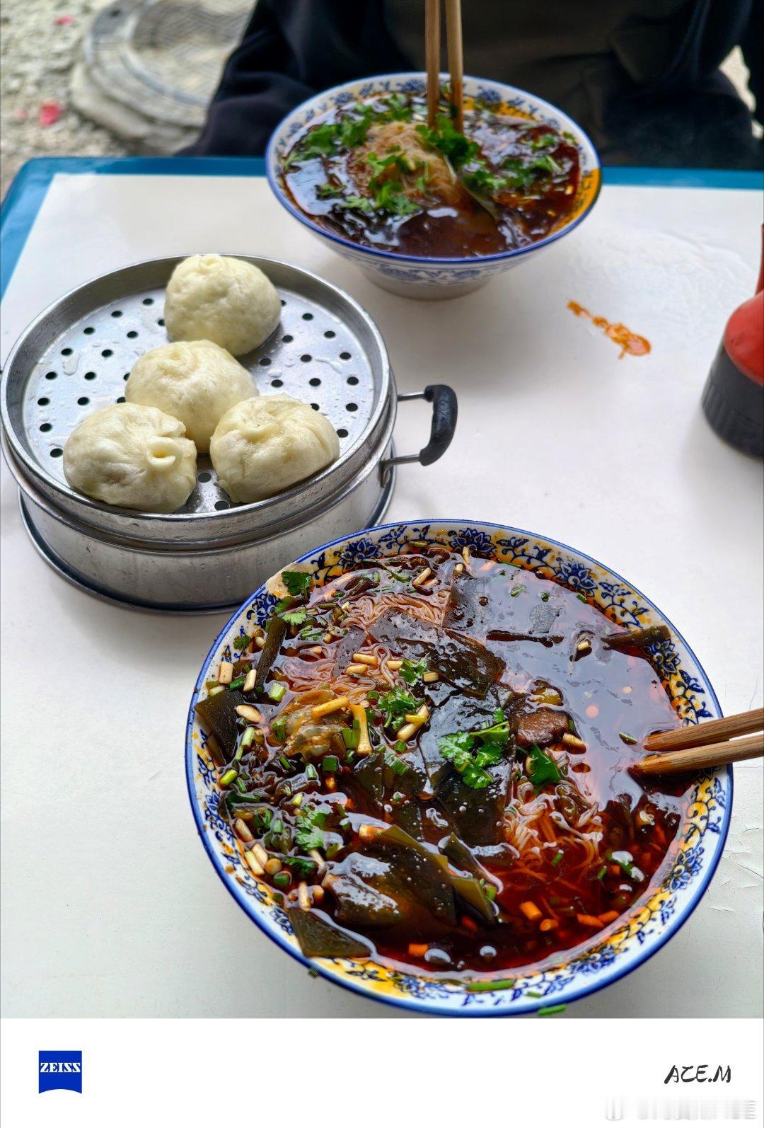 今天回老家又吃上了绵阳米粉必须得是清红汤配半笼小肉包