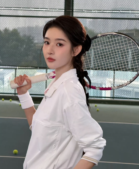 哇塞，王玉雯打网球plog闪亮登场啦，她化身元气满满的网球少女，活力四射。这画