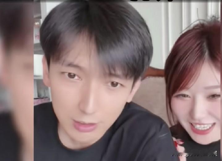 黄一鸣又交往新男友了，这个男孩还挺帅，看上去年纪也比较小两人直播间合体，还挺般