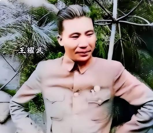 1941年，日军用毒气攻下高安城，74军军长王耀武看着满地的国军尸体悲痛欲绝，这