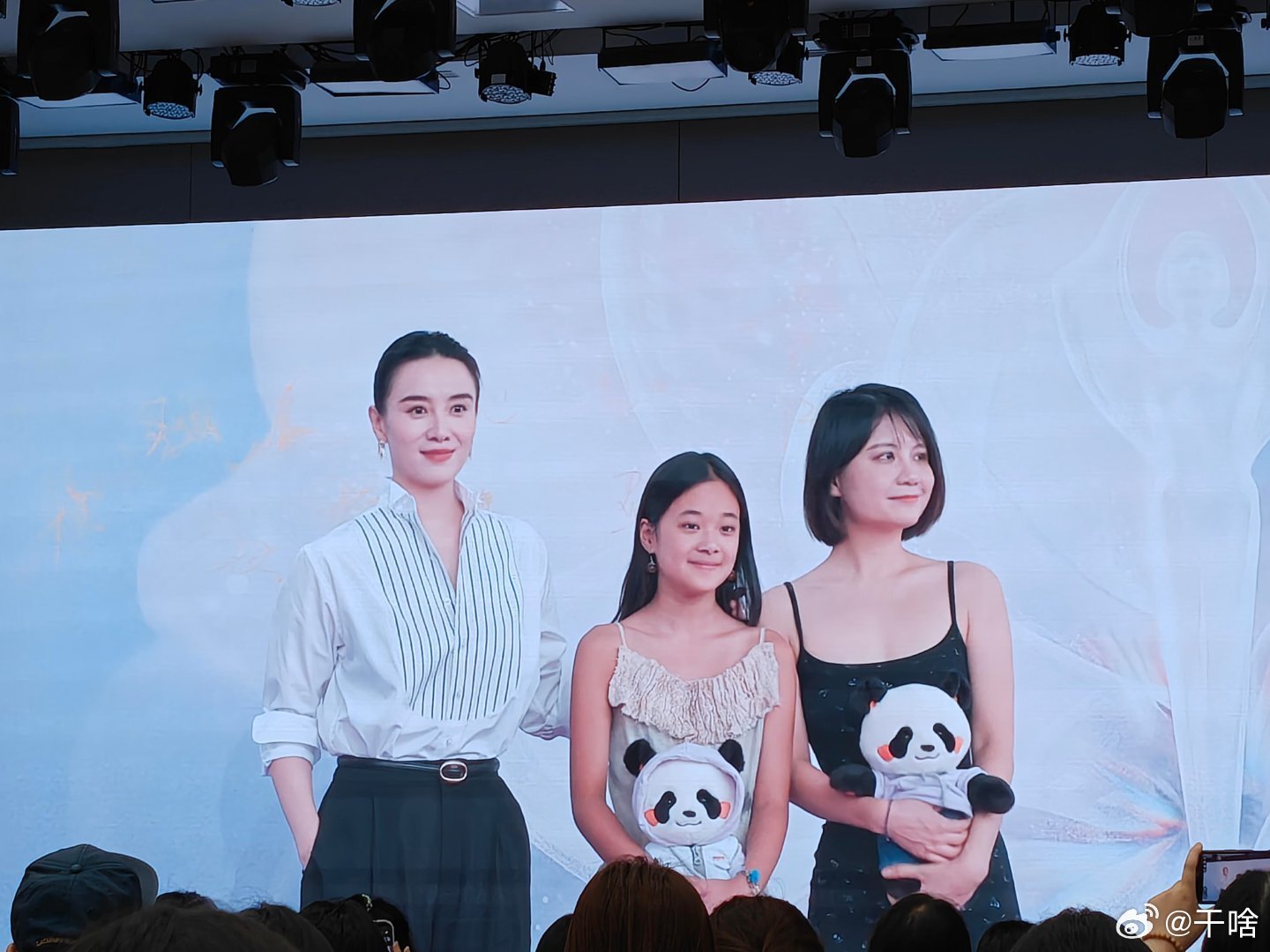 宋佳梅婷女儿一起走红毯没有刻意的镜头摆拍，自然牵手缓步前行，简单的红毯画面却满是
