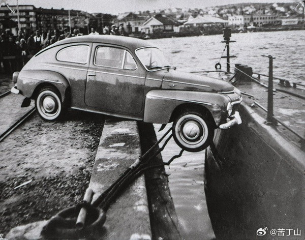 1961年8月19日，瑞典Lysekil，一辆沃尔沃PV544停在临海高坡，车主没拉手刹，那车又是一