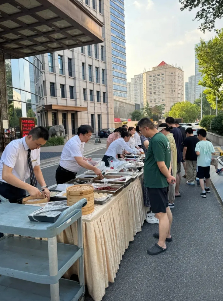 现在的酒店饭店都这么卷了？大中午和晚上都出来摆摊卖？我已经在南京看到好多家酒店出