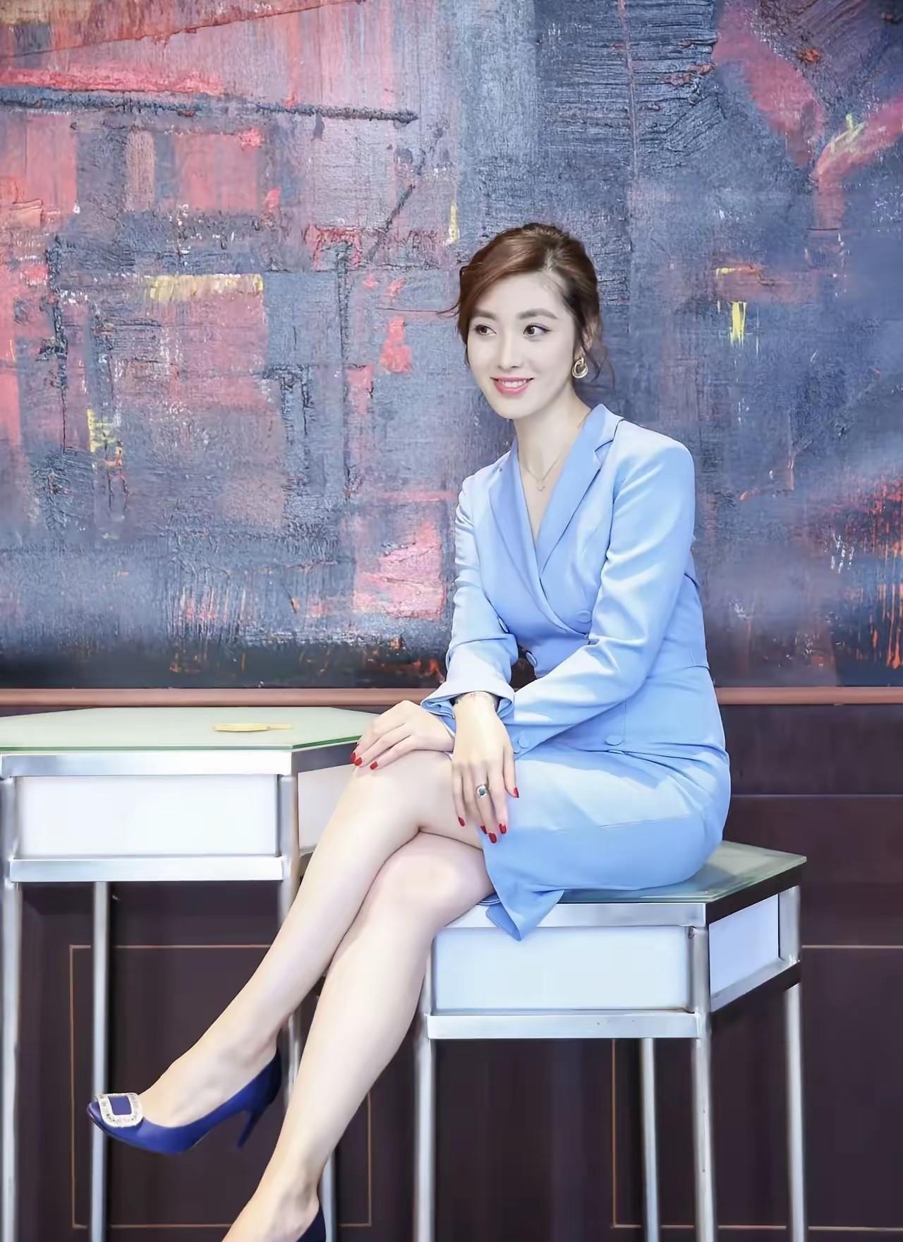 哇，这个主持人太美了吧。
