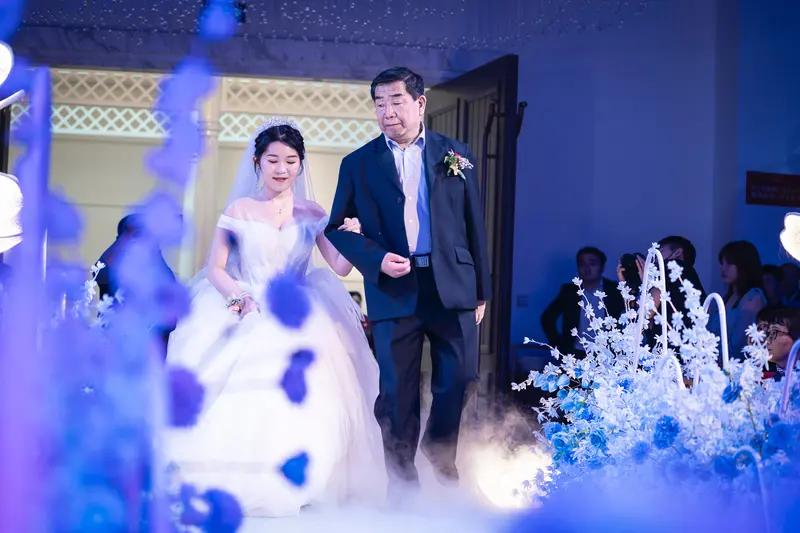 惊艳全网！妈妈在女儿婚礼上美出圈，气质碾压全场，看完泪目了！婚礼上最惊艳的