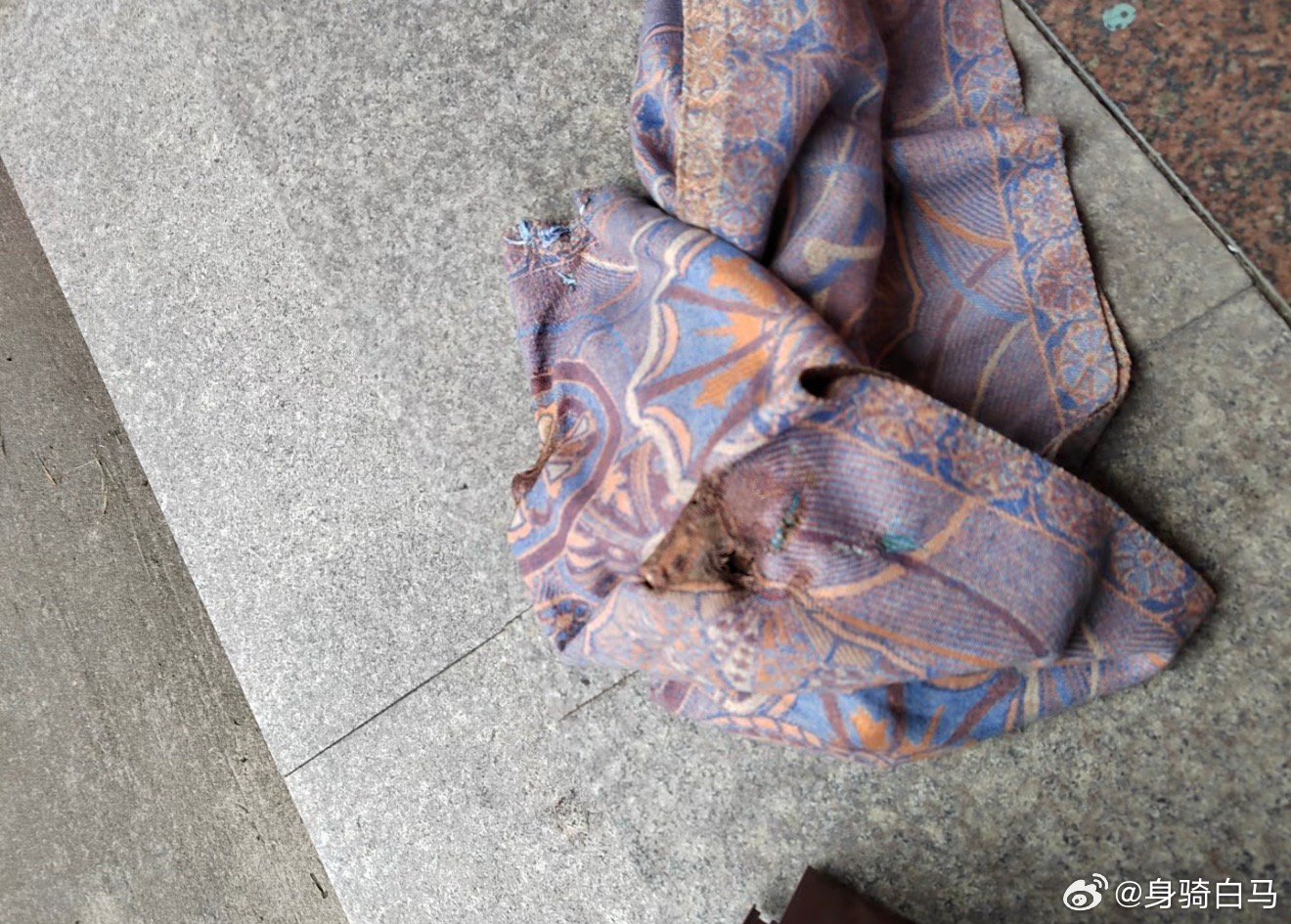 把从敦煌买的礼物当我妈面烧掉了景区买个水果捞没想到切完多了