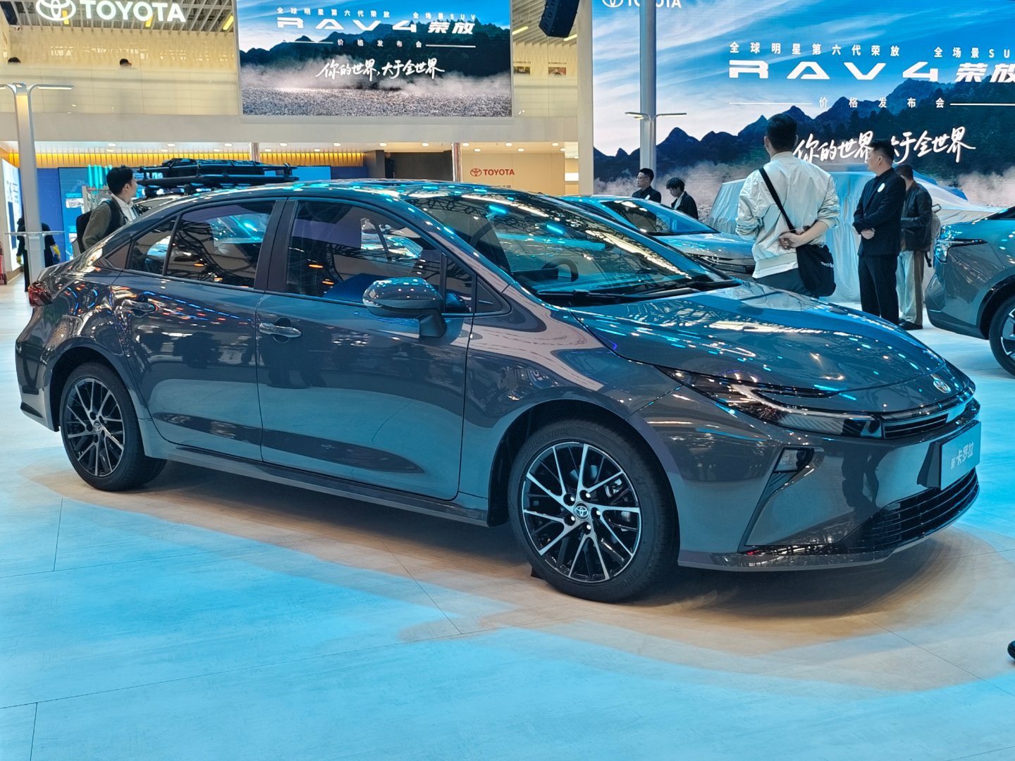 全新卡罗拉实车看起来真心还不错，图片看没那么好看，实车就好了。流线型很给力啊