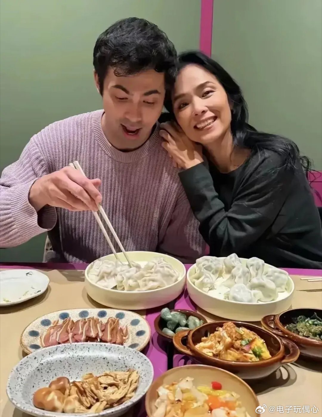 老天呐，差点没认出来，儿子都那么大了，妈妈的气质居然还那么好！