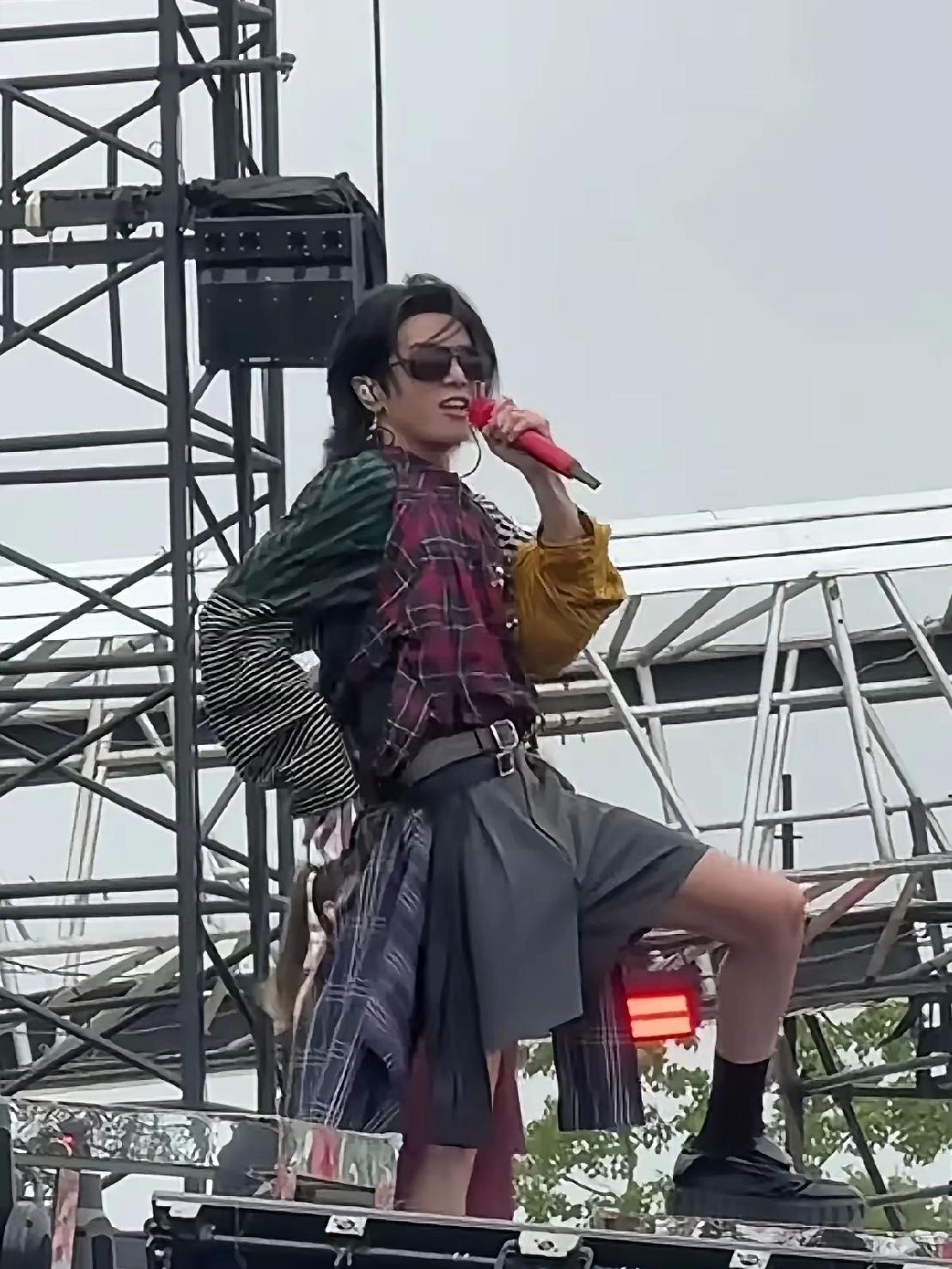 希望华晨宇老师，下次能把精力多放在舞台和作品上，别再靠这些“辣眼睛”的穿搭博眼球