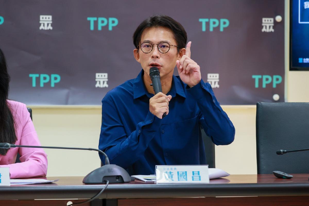 黄国昌闭门演讲批蓝营亲Z，称不会帮蓝营讲话绿营酸自相矛盾，难怪支持度跌至个位数