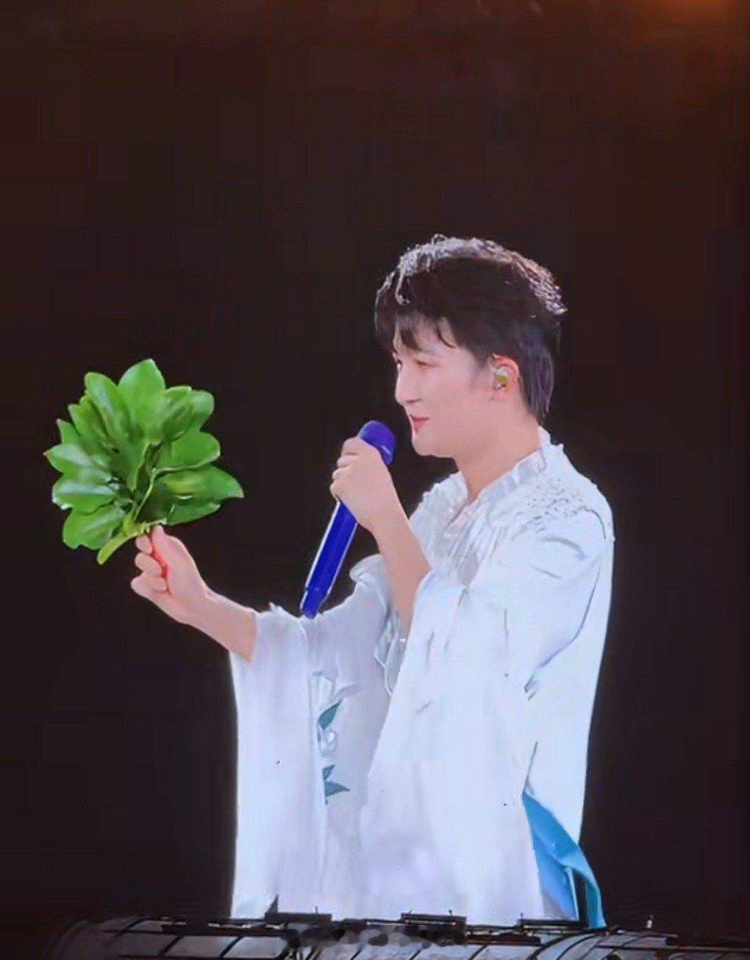 周深不许你再倒霉啦被周深这份小心意暖到了！演唱前不忘用柚子叶祈愿顺利，愿他和所