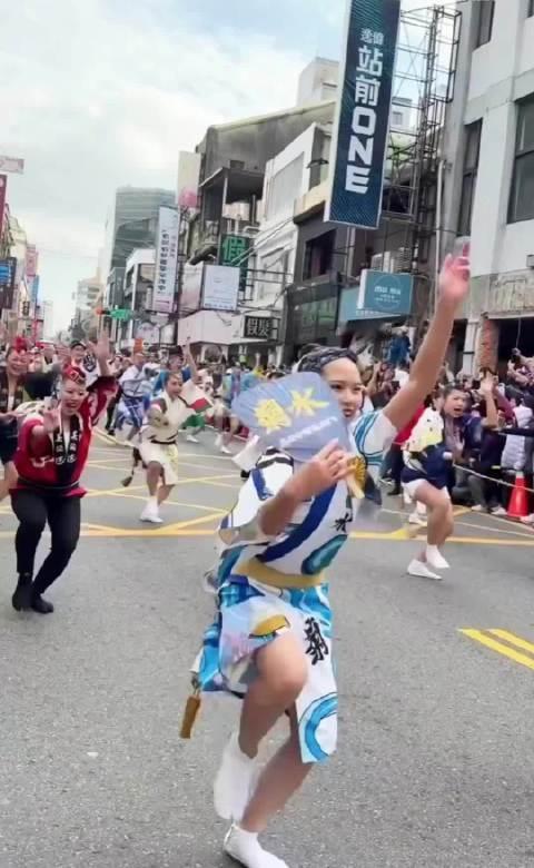 万万没料到，如今岛内出现一种连他们自己都没察觉的风气，岛内已分成了两批人，那就是