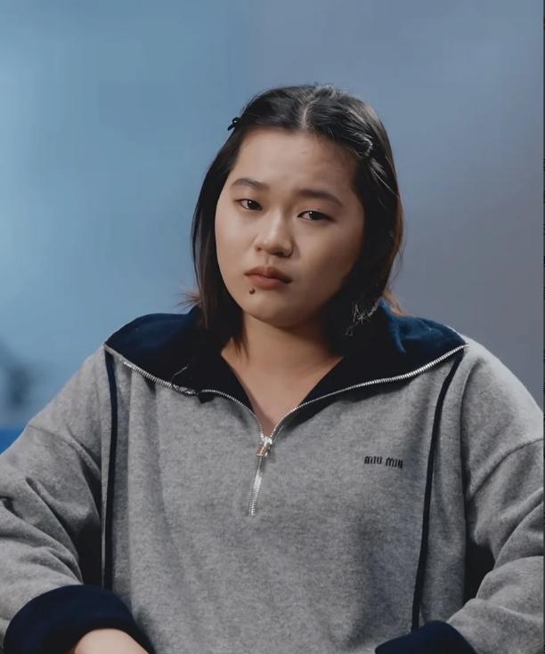 周继红这回是真动怒了。为了拿块金牌，十几岁的孩子在跳台上拼了命，结果一转头，