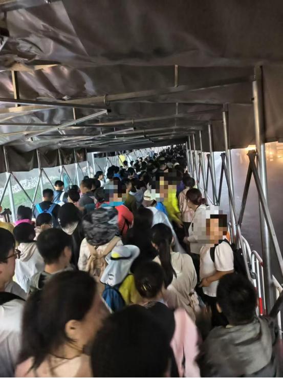 8个人迟到40分钟，大巴到底该不该等？老君山这场1400元跟团游，把游客和旅行社