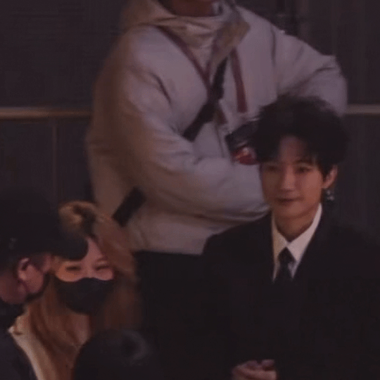 陈楚生微博之夜，这道光不断循环打到他脸上，好帅好帅！和米奇拥抱，和张远拉手