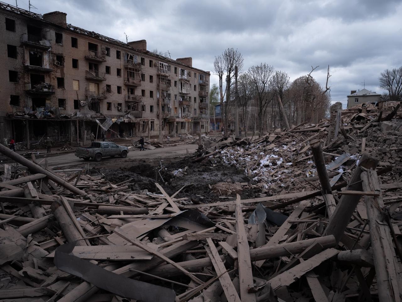 “昨天斯洛维扬斯克遭到FAB-1500袭击。”报道称，一枚俄罗斯滑翔炸弹（FAB