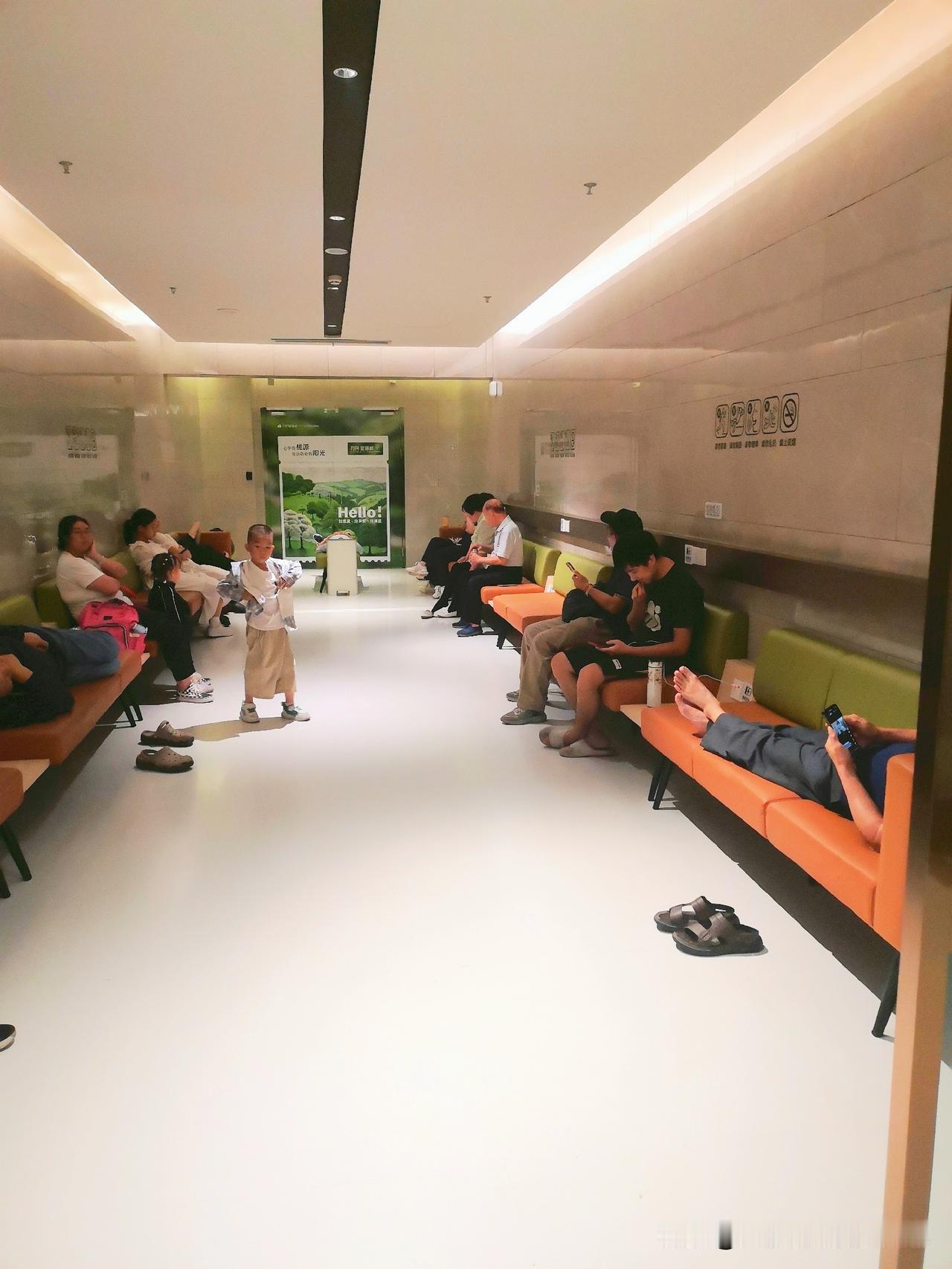全中国最好的商场，提供地方睡觉，这无敌了！佛山这家商场把休息室玩出了新高度