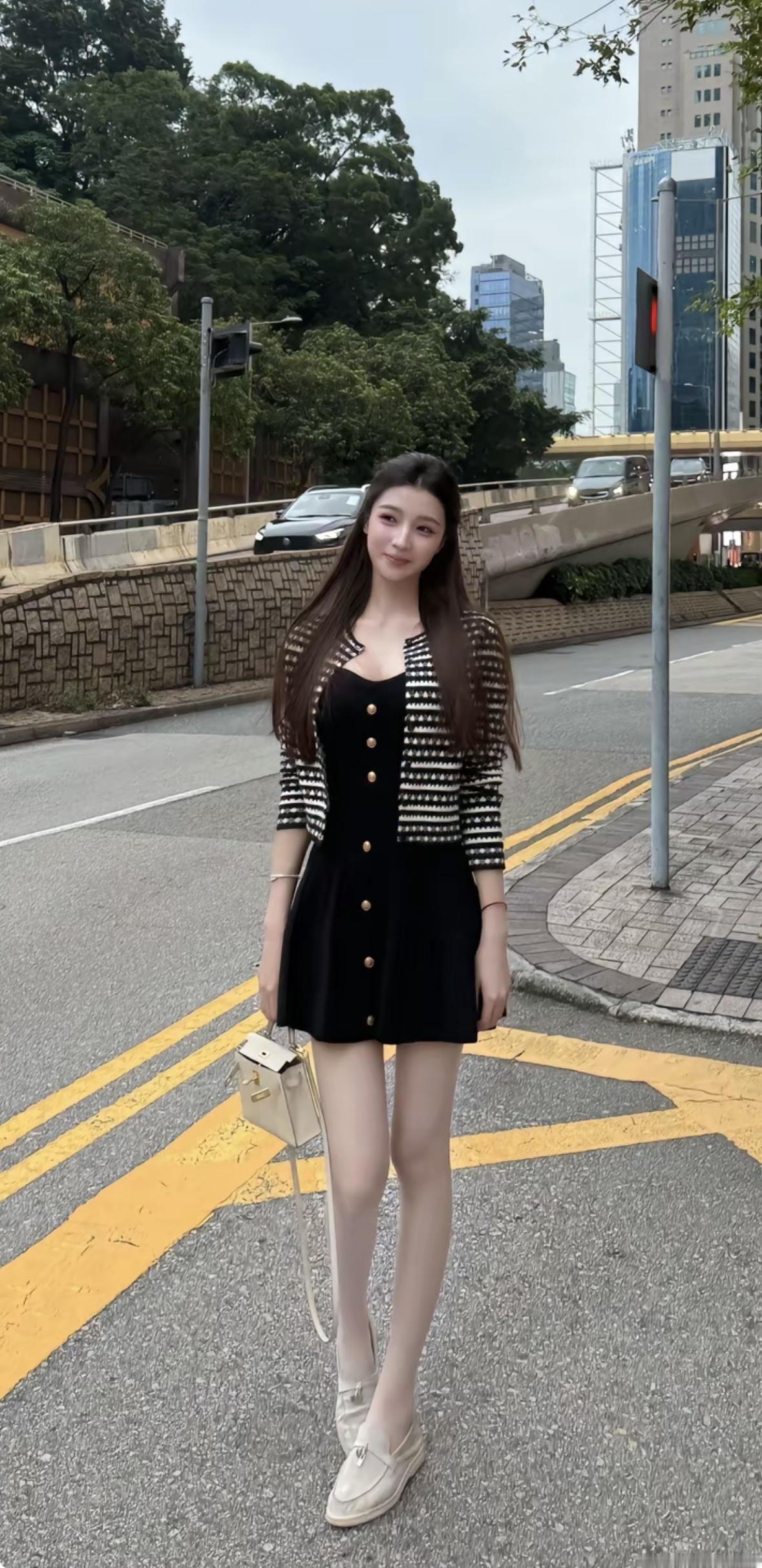 都市街拍穿搭指南，黑白条纹外套搭配黑色短裙，时尚又优雅！