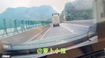 当断不断，必受其乱，开车最忌讳犹犹豫豫磨磨唧唧。这是网友10月14日的发布的车