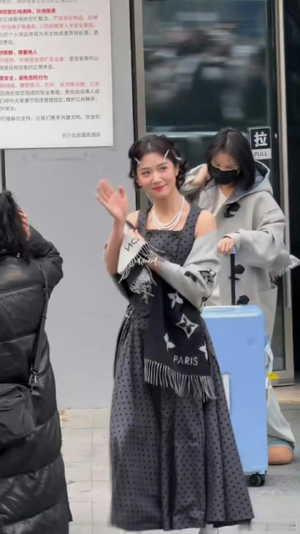 卢昱晓你好星期六上班路透，复古千金风，好看！