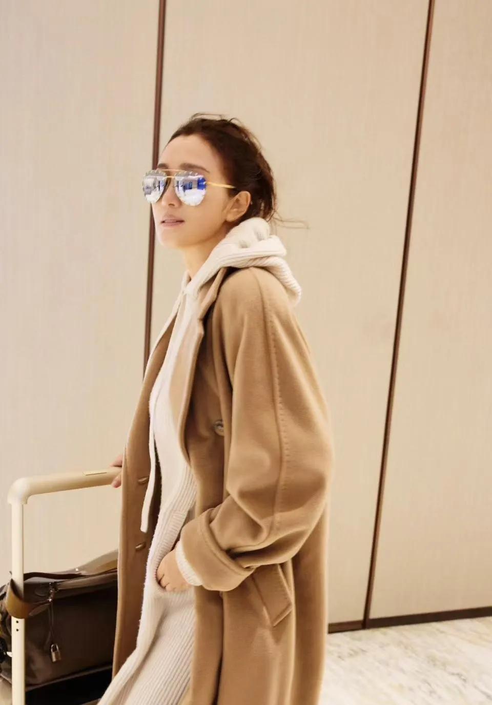 巩俐这“驼色+连帽裙”，把松弛感焊在身上了谁能想到巩俐换休闲风这么绝！驼色