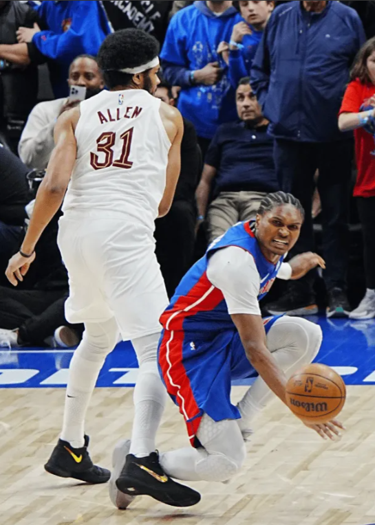 评论员SkipBayless在节目中谈到了贾莱特-阿伦在昨日比赛最后时刻对奥萨