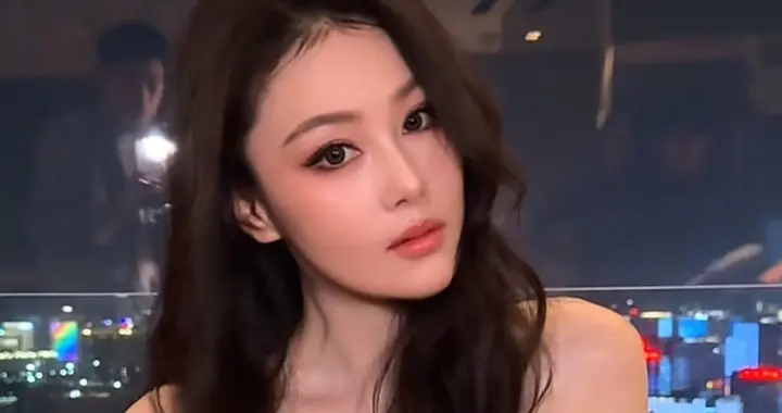 38岁张馨予微卷发+一字肩连衣裙穿搭曝光，时尚洋气引热议 何捷好福气