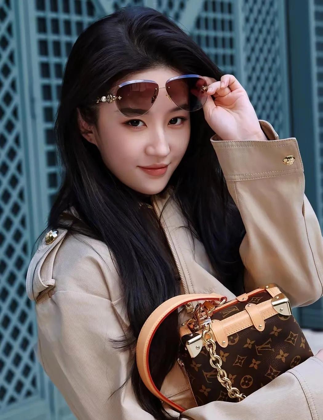 被刘亦菲的时尚品味狠狠拿捏了！🤎卡其风衣+条纹针织+老花包，经典配色高级感拉