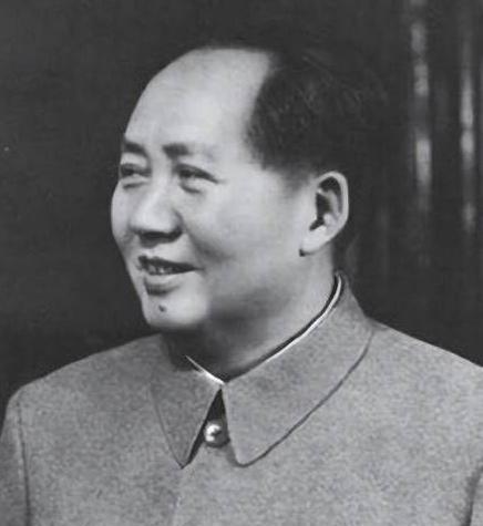1952年中央开会，一人当着毛主席面喊“周恩来万岁”，总理巧妙化解。1952年，