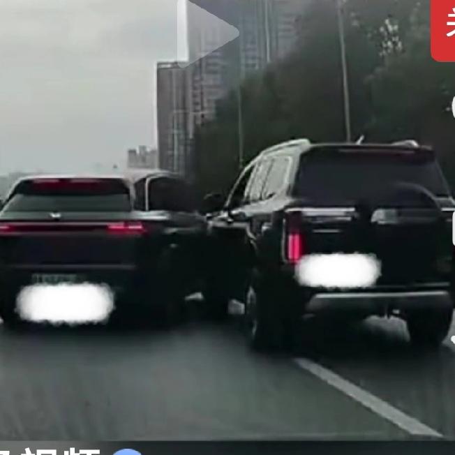 两车主大打出手现在的人戾气太重，挣强斗狠，高速公路上两辆车上演武打大片11