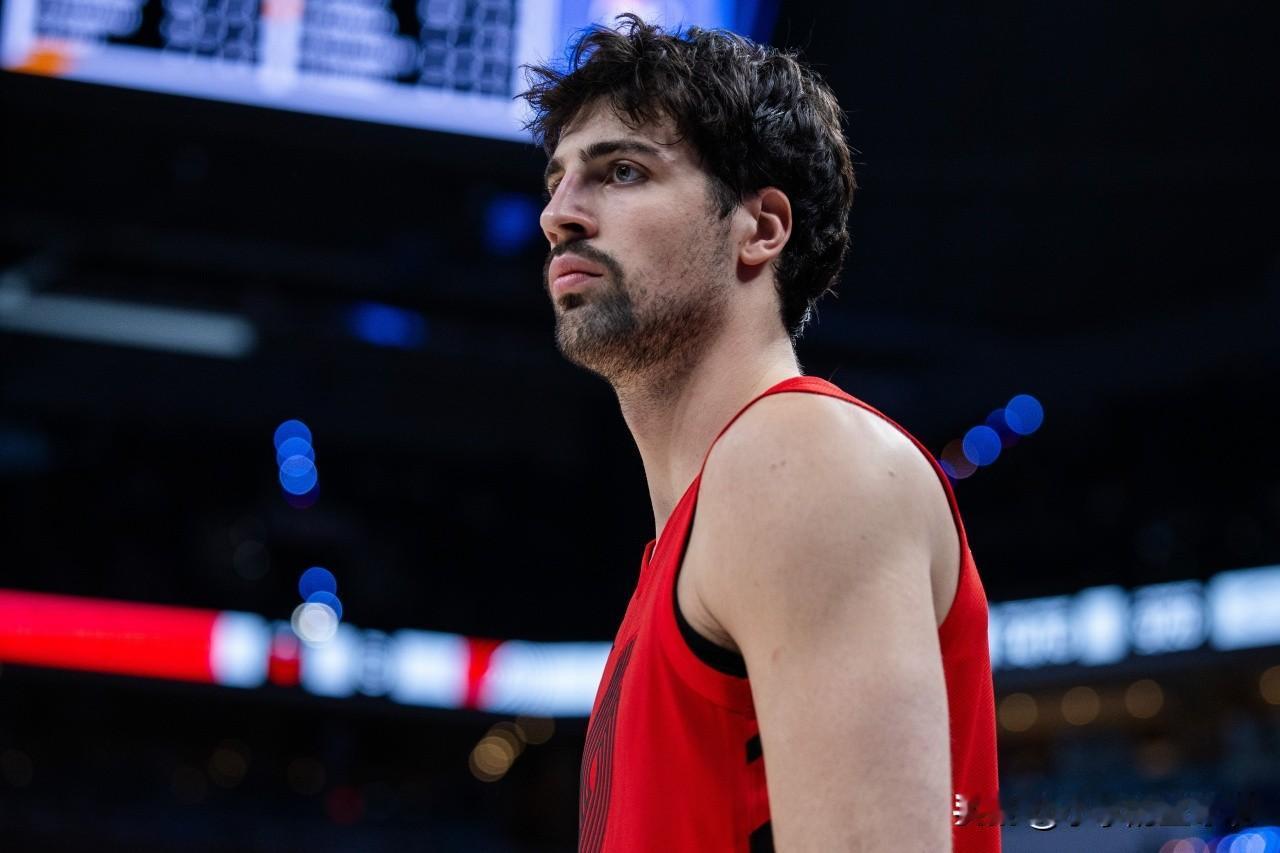 阿夫迪亚在2020年首轮第9顺位被奇才选中，这年的状元是森林狼的爱德华兹，榜眼是