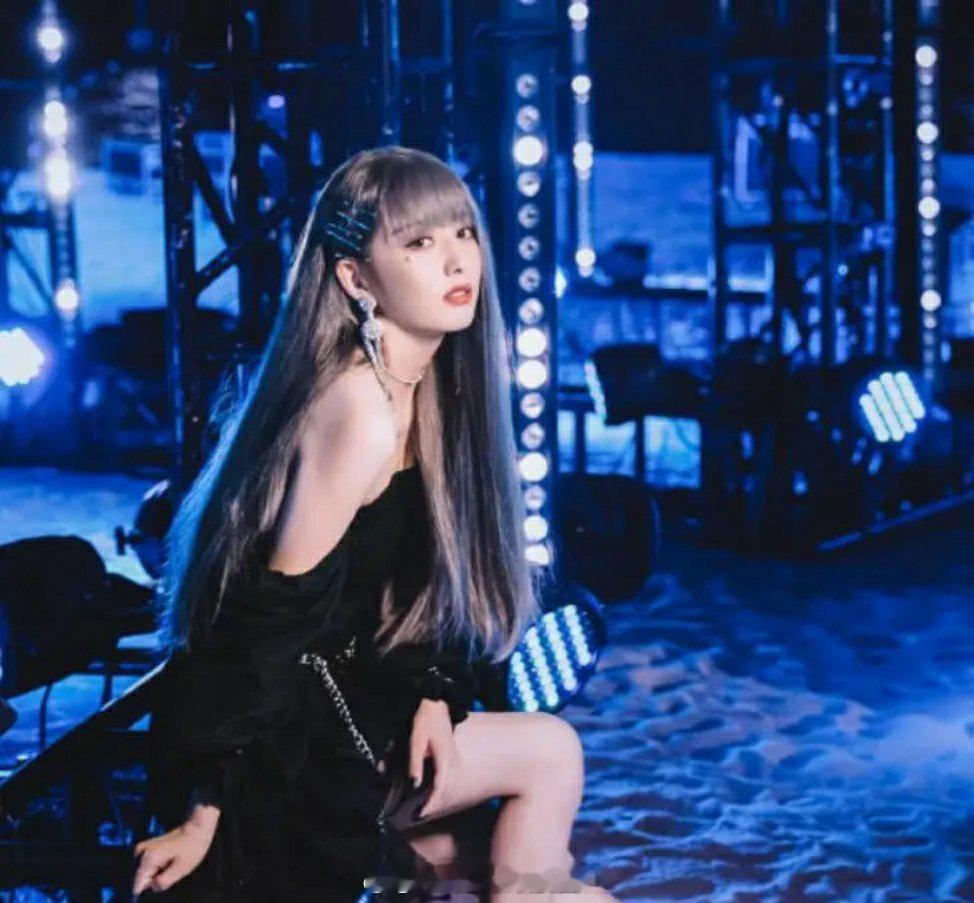 如果佟丽娅当年顶着这张脸去当爱豆，应该也会很火吧。