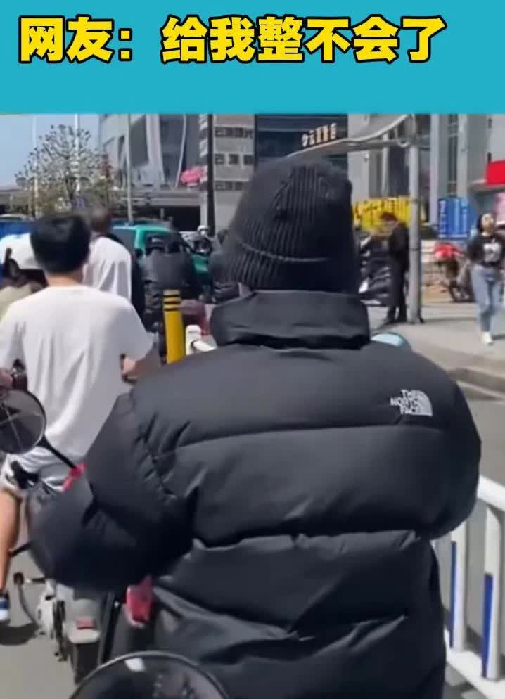 嘲笑这名男子大夏天穿着羽绒服的人，估计物理没学好。这两天正值炎热的夏季，有的地方