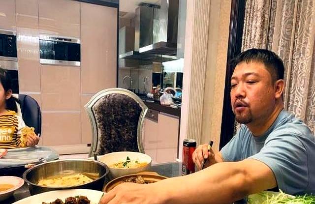 跟几十年的老战友在包厢吃个水煮牛肉，转头就被同桌的“熟人”背刺送上热搜，这事要是
