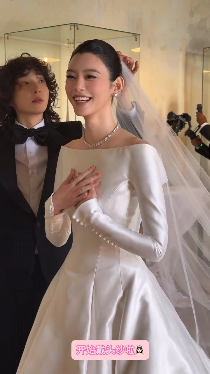 奚梦瑶头型奚梦瑶婚礼化妆照奚梦瑶头型好优越啊，梳背头大光明可真好看啊