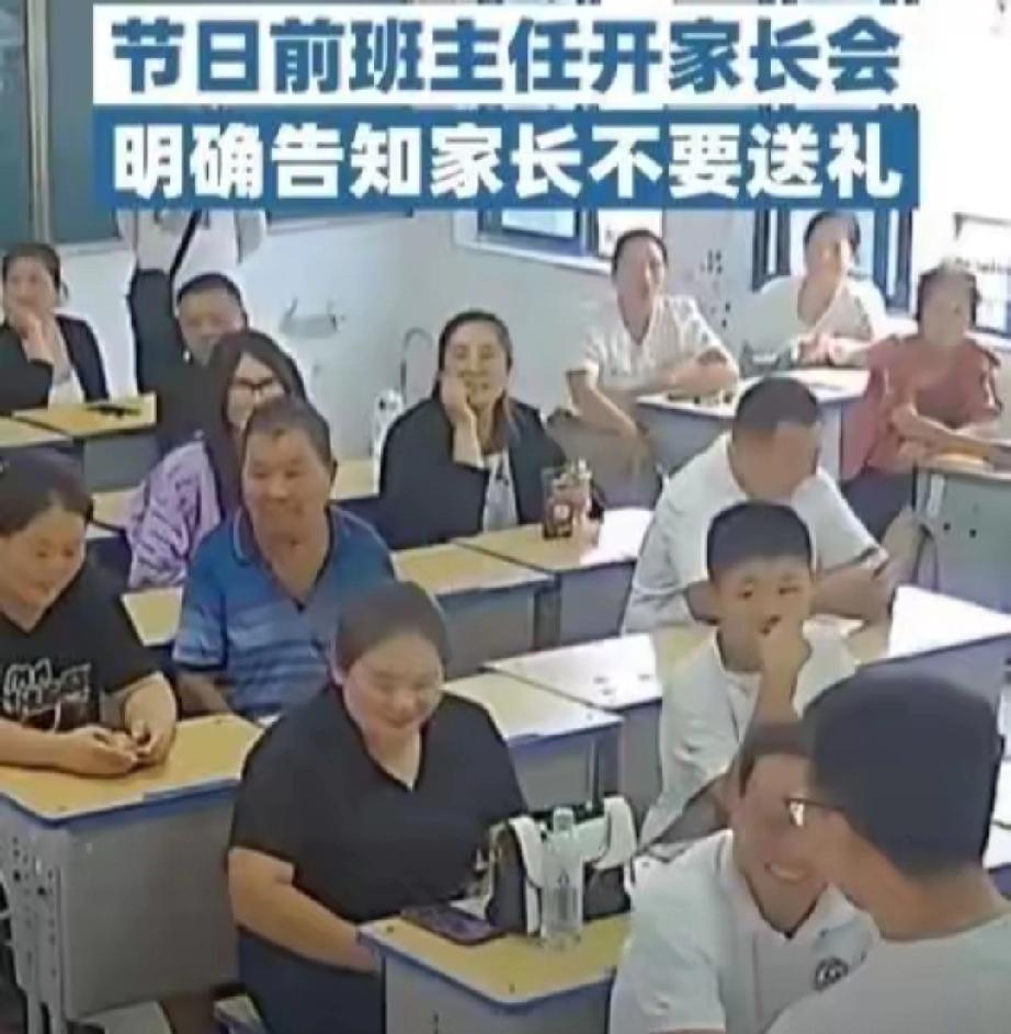 最近天津一位班主任火了。起因是家长一句“孩子让您给发个电子版”，用的尊称是您，