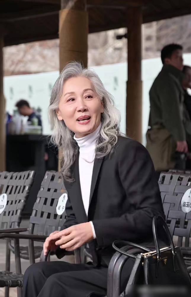 奕姐这气场，真能压住一切？在家被外国朋友问懵，瞬间破功！你以为她在镜头前风光