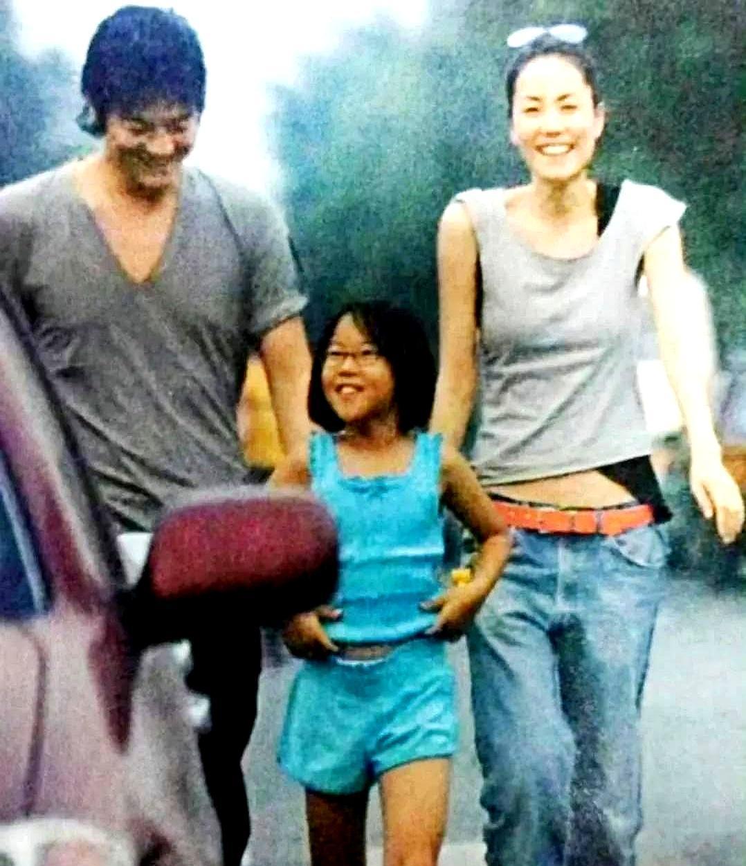 李亚鹏直播间人数从几千到200万，只用了一杯茶的时间。不是靠嘶吼，不是靠剧本。