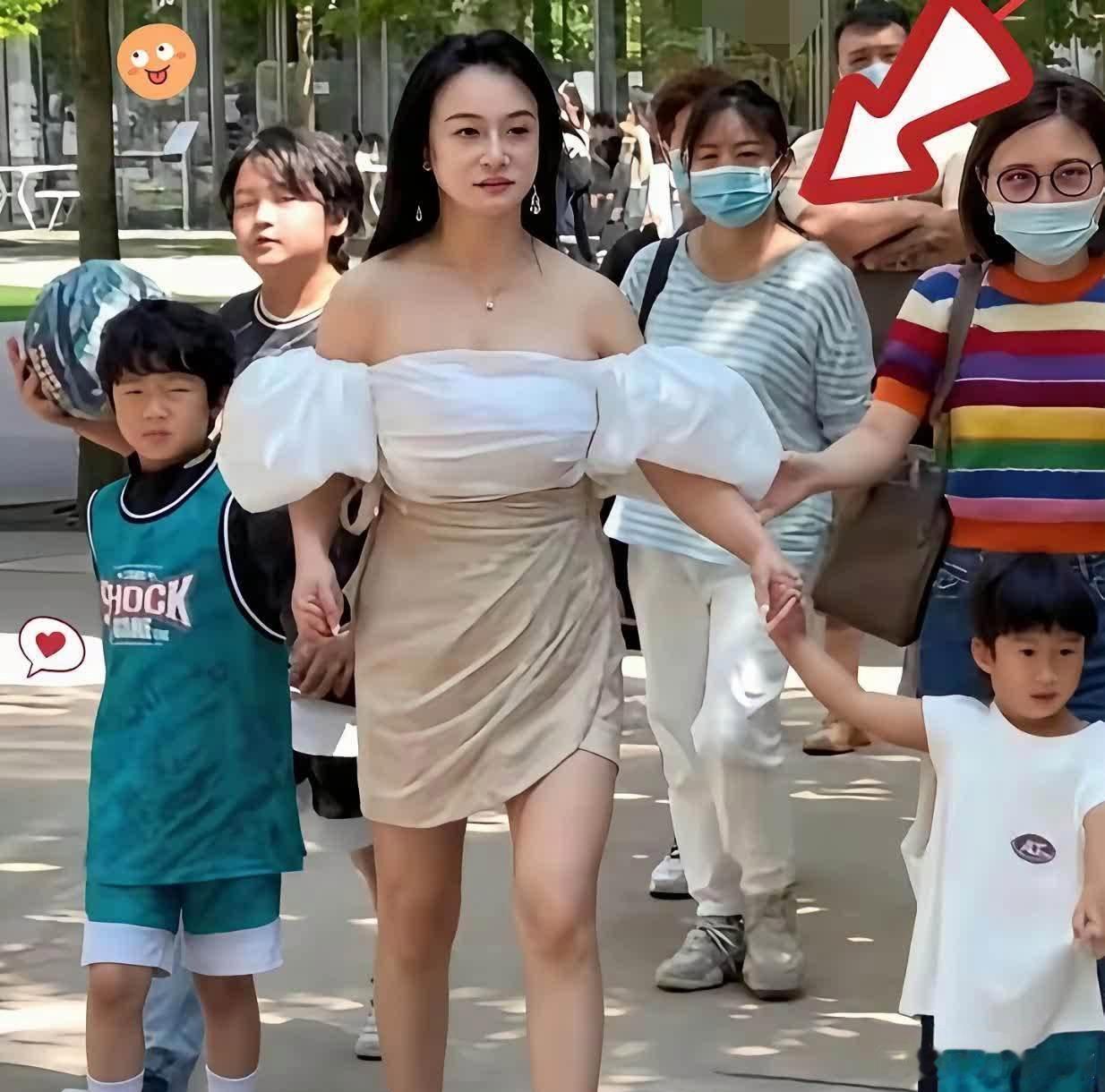 穿这个礼服参加儿子学校活动总有点不懂事了