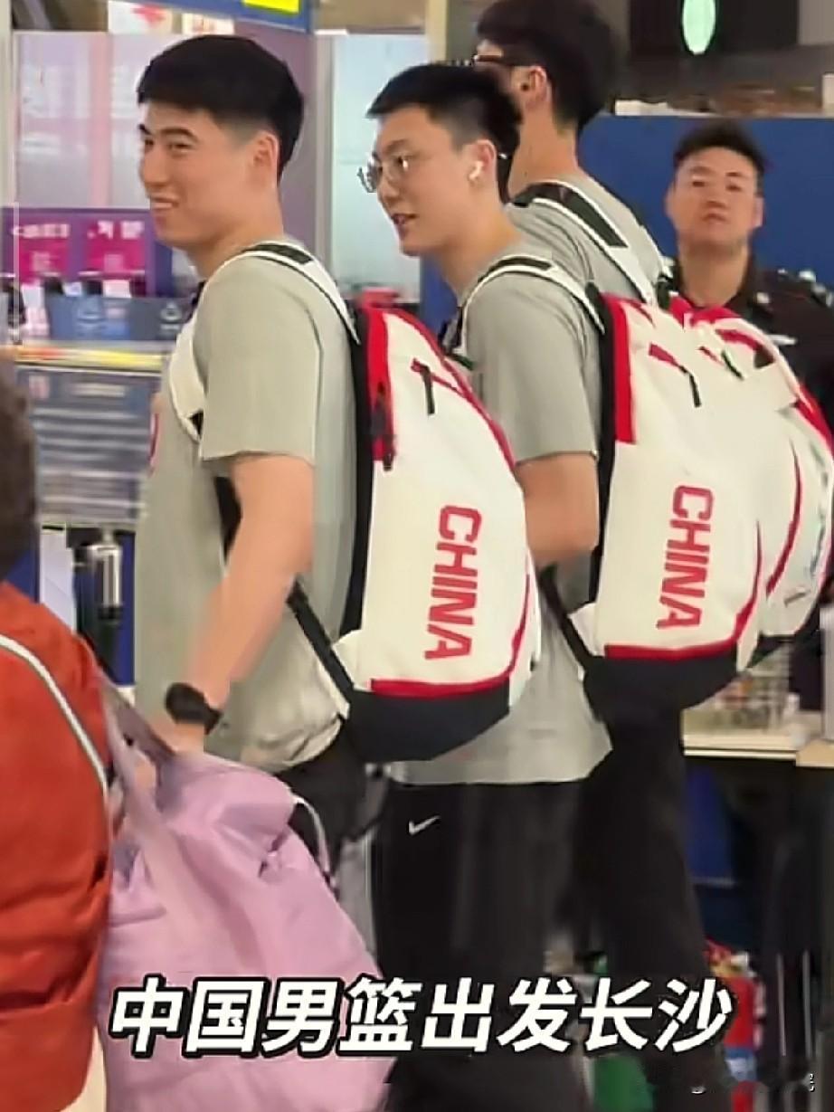 中国男篮出发长沙，准备与塞尔维亚俱乐部球队热身赛！这次的阵容大部分都是年轻球