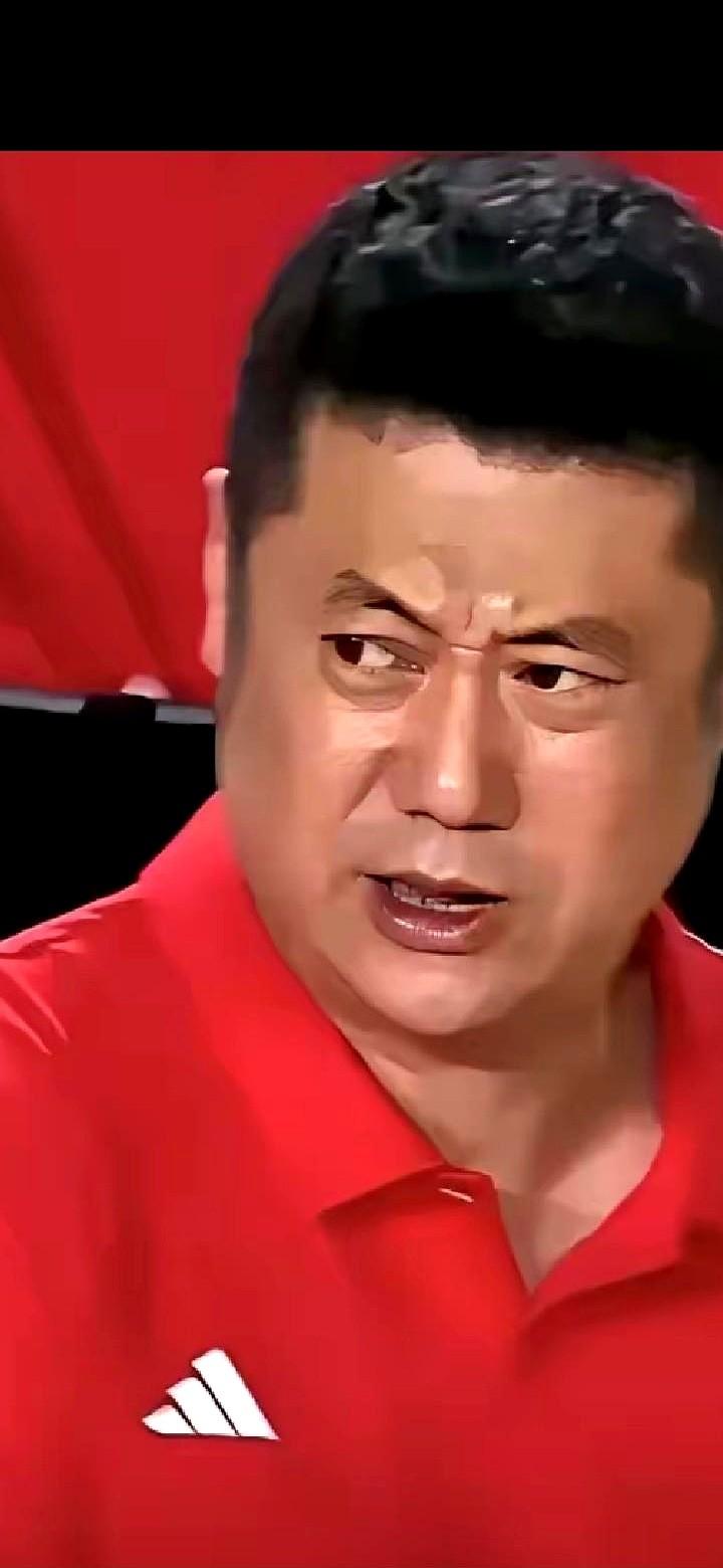 中国女排的失利，根源不在场上球员的拼搏，而在指挥席上那双颤抖的手。巴黎奥运会