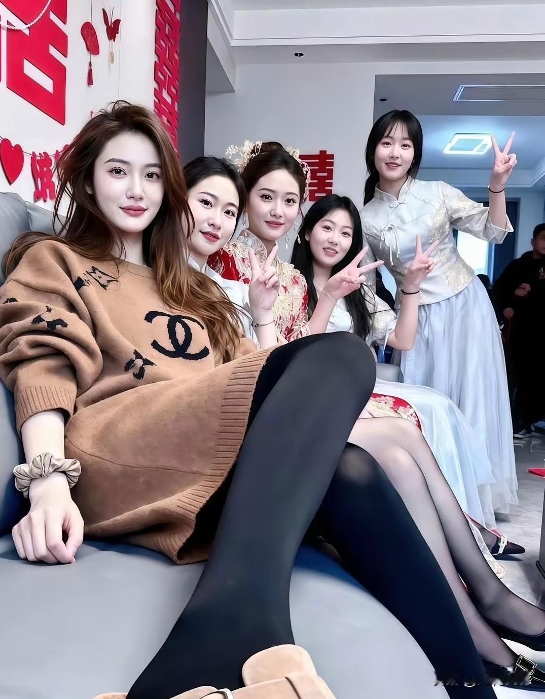 在这张照片中，有人说新娘子比较漂亮，这些伴娘也比较漂亮，但是用我的眼光来看的话，