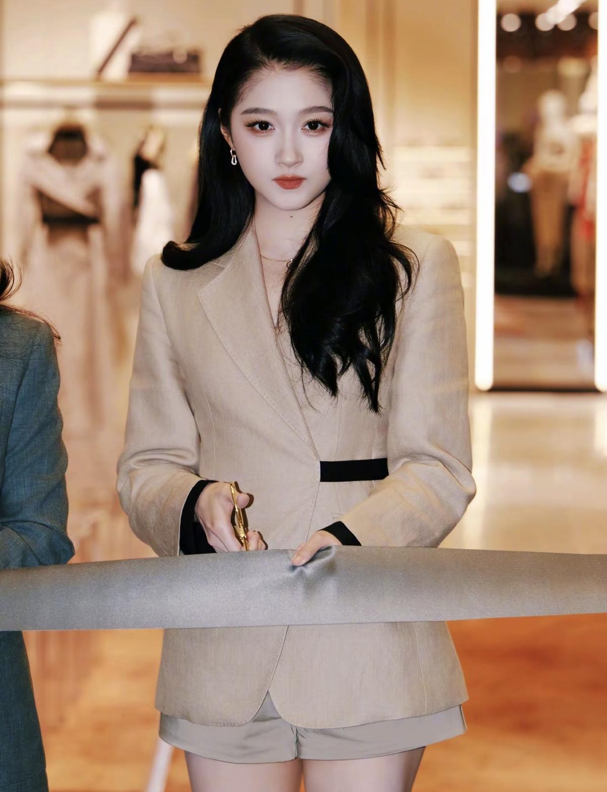 干练西装+利落短裤，是关晓彤的职场感穿搭范本剪彩时刻的从容姿态，把高级