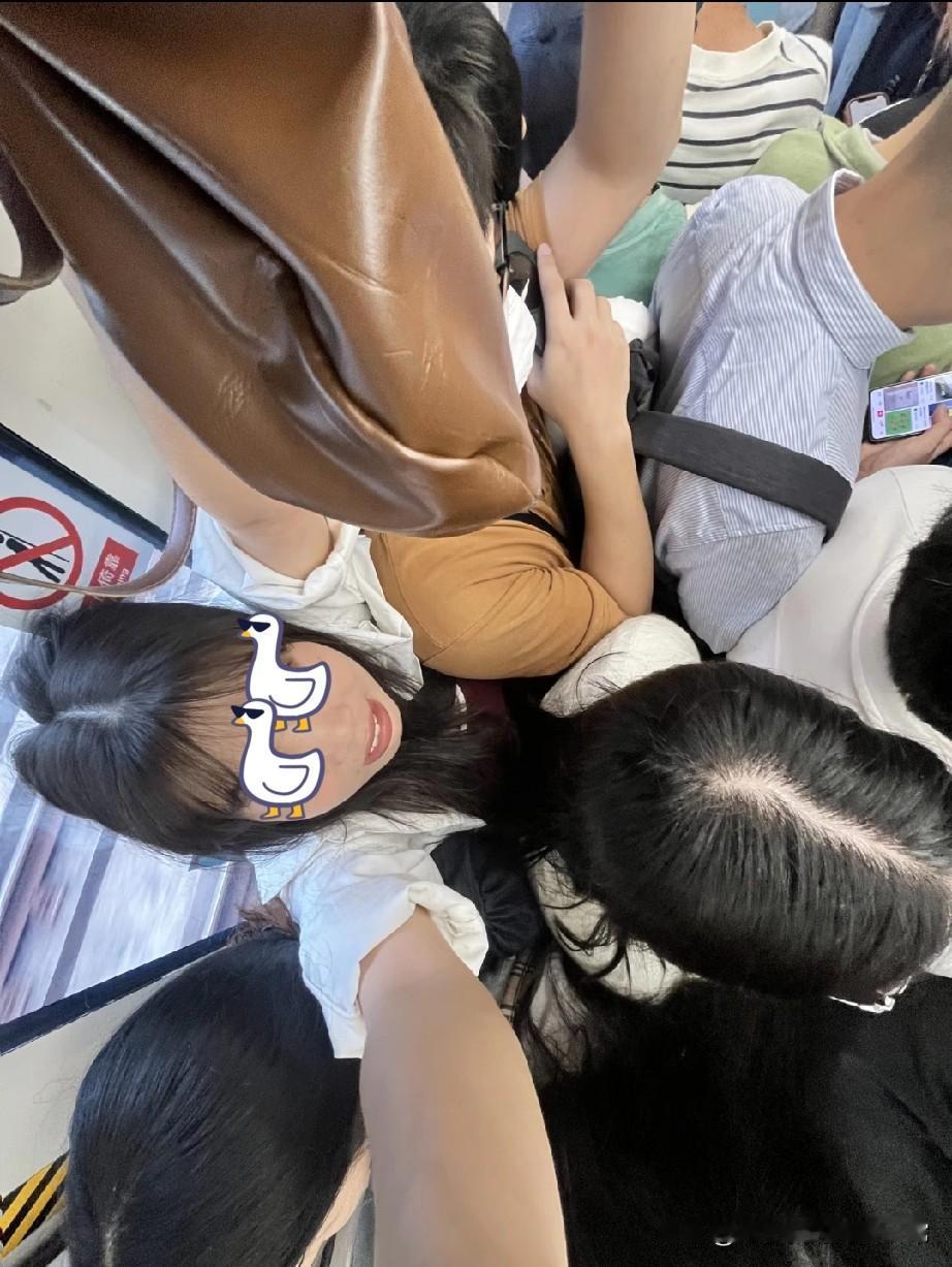 深圳4号线挤成“人肉夹心饼干”，打工人通勤堪比渡劫！深圳4号线的早高峰，那