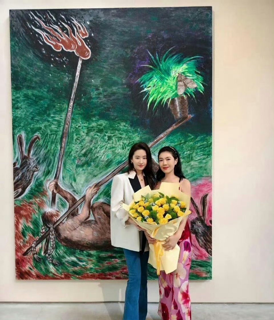 刘亦菲平常就挺美，可一和人合照，那美得简直像换了个人，太惊艳啦！​​​​