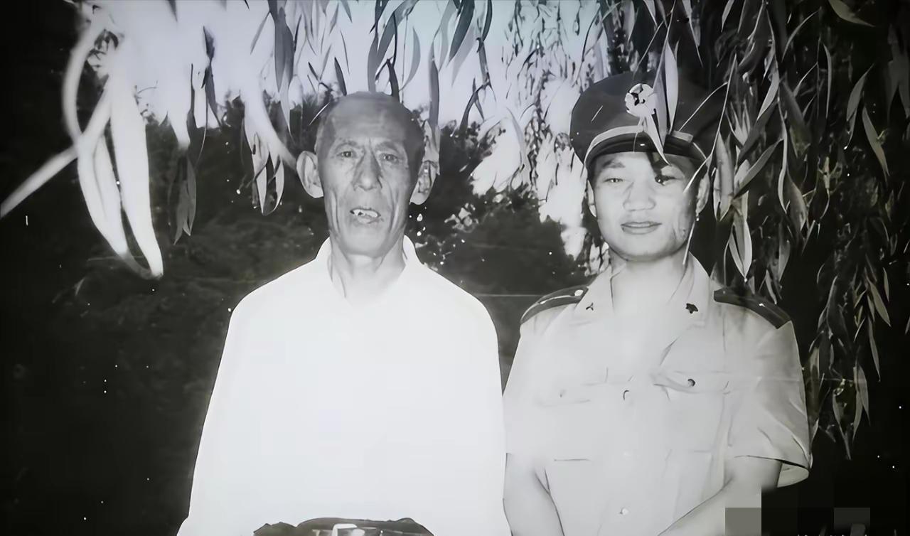 1990年的征兵季，北方小城的李广中攥着体检合格单，却等来了未被录取的通知。十八