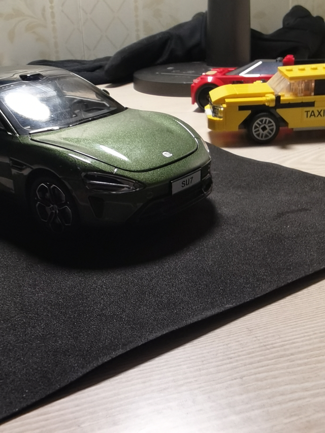 把我的小米苏7max车模拍出电影感你们觉得怎么样？素照片没有任何的剪辑处理